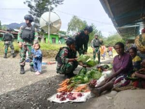 Bantu Perekonomian, Satgas Yonif R 142/KJ Beli Hasil Kebun Warga
