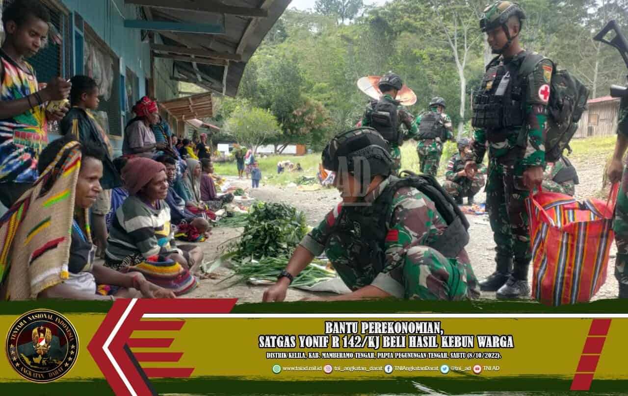 Bantu Perekonomian, Satgas Yonif R 142/KJ Beli Hasil Kebun Warga