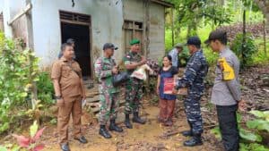 Satgas Yonif 645/GTY Gelar Baksos Bagikan Sembako Untuk Masyarakat di Wilayah Perbatasan RI-MLY