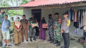 Satgas Yonif 645/GTY Gelar Baksos Bagikan Sembako Untuk Masyarakat di Wilayah Perbatasan RI-MLY
