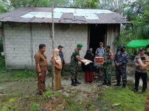Satgas Yonif 645/GTY Gelar Baksos Bagikan Sembako Untuk Masyarakat di Wilayah Perbatasan RI-MLY