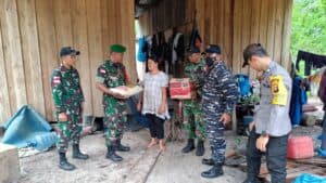 Satgas Yonif 645/GTY Gelar Baksos Bagikan Sembako Untuk Masyarakat di Wilayah Perbatasan RI-MLY