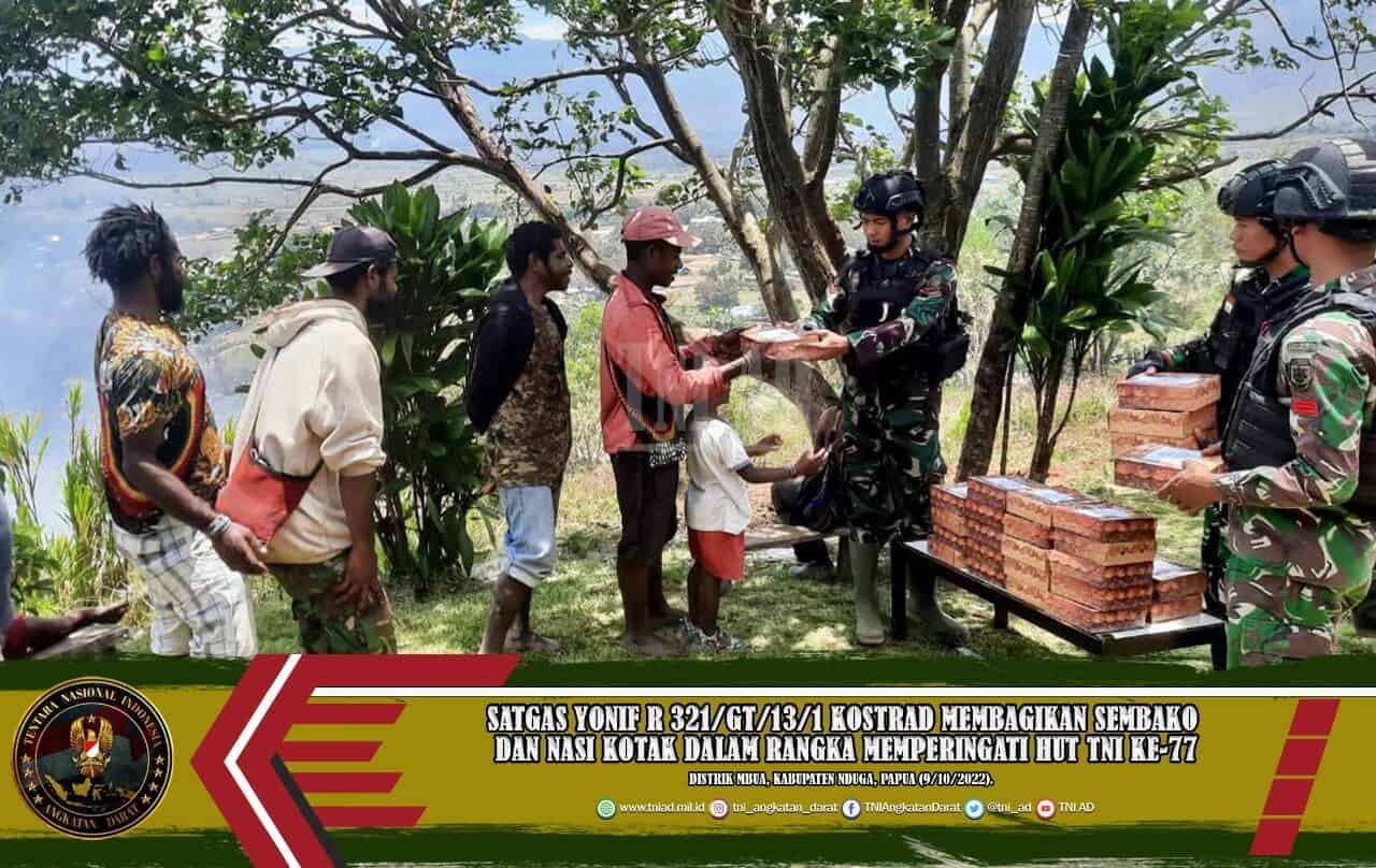 Satgas Yonif R 321/GT/13/1 Kostrad Membagikan Sembako Dan Nasi Kotak Dalam Rangka Memperingati HUT TNI Ke-77