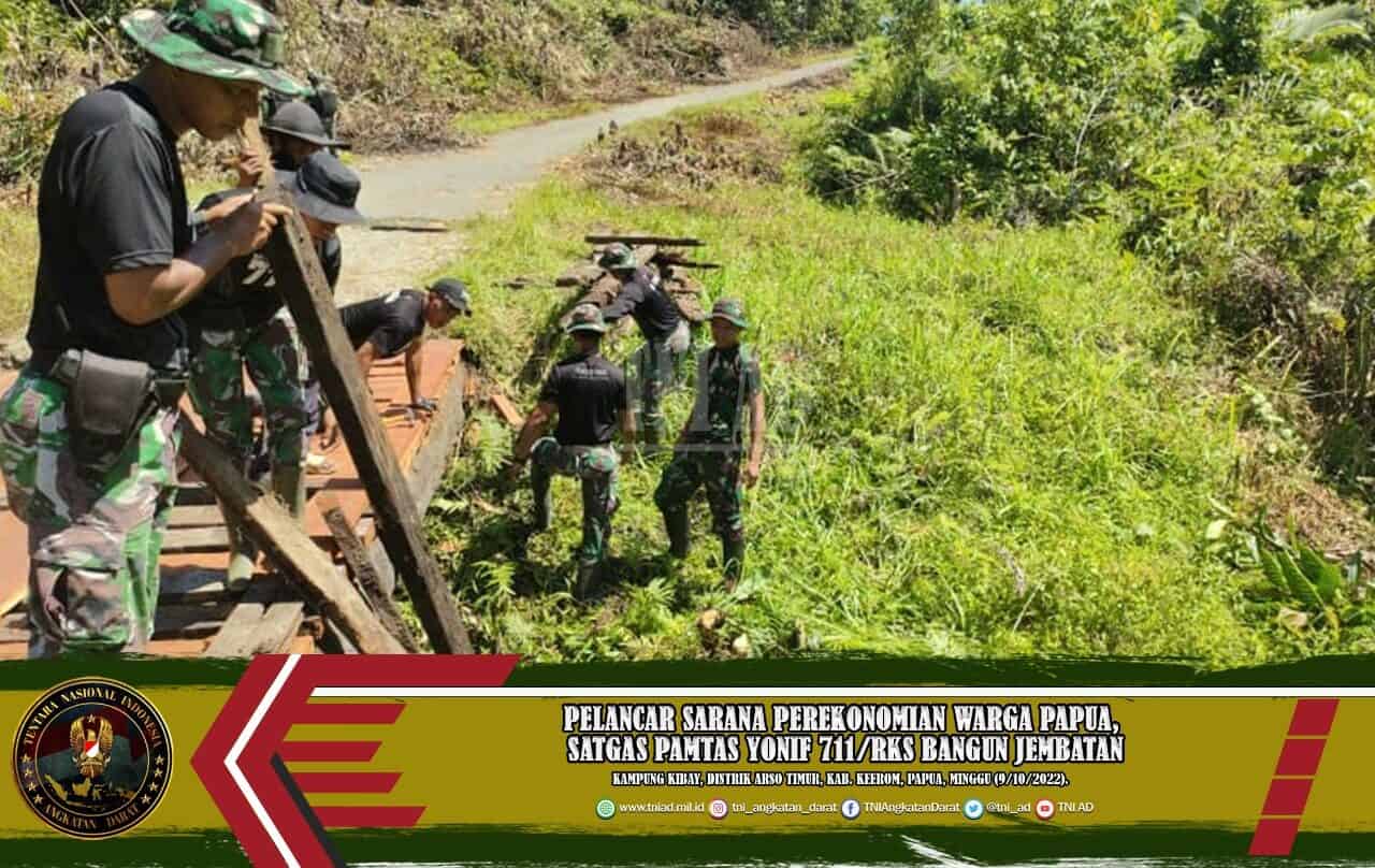 Pelancar Sarana Perekonomian Warga Papua, Satgas Pamtas Yonif 711/Rks Bangun Jembatan