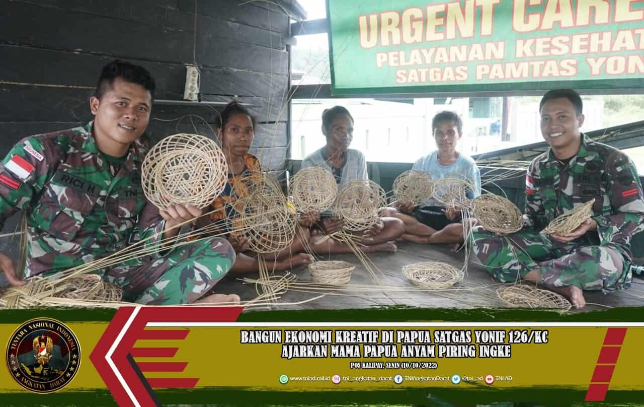 Bangun Ekonomi Kreatif di Papua Satgas Yonif 126/KC Ajarkan Mama Papua Anyam Piring Ingke