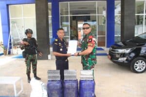 Gelar Patroli Rutin, Satgas Yonif RK 744/SYB Berhasil Amankan 105 Liter BBM dan 20 Slop Rokok Ilegal