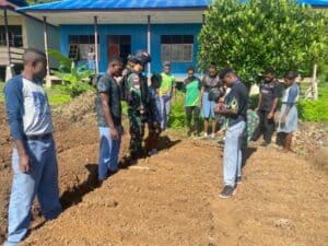 Bentuk Kepedulian, Satgas Yonif R 142/KJ Ajarkan Siswa SMA Cara Bercocok Tanam