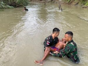 Aksi Heroik Satgas Yonif 711/Rks Selamatkan 2 Anak Papua Tenggelam di Sungai