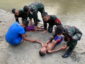 Aksi Heroik Satgas Yonif 711/Rks Selamatkan 2 Anak Papua Tenggelam di Sungai