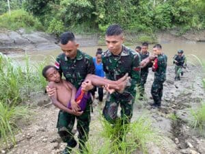 Aksi Heroik Satgas Yonif 711/Rks Selamatkan 2 Anak Papua Tenggelam di Sungai