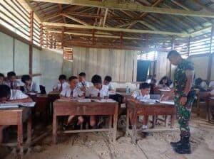 Keterbatasan Guru, Personel Satgas Yonarmed 19/105 Trk Bogani Bantu Mengajar di Sekolah Dasar Perbatasan