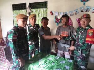 Satgas Yonarhanud 3/Yby Terima Senjata Rakitan di Desa Dama Kecamatan Loloda Kepulauan