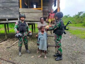 Berbagi Kebahagiaan, Satgas Yonif R 142/KJ Bagikan Sembako di Kampung Bruto, Papua