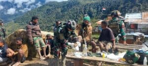 Satgas Yonif R 321/GT/13/1 Kostrad Gerak Cepat Beri Pertolongan Kepada Warga