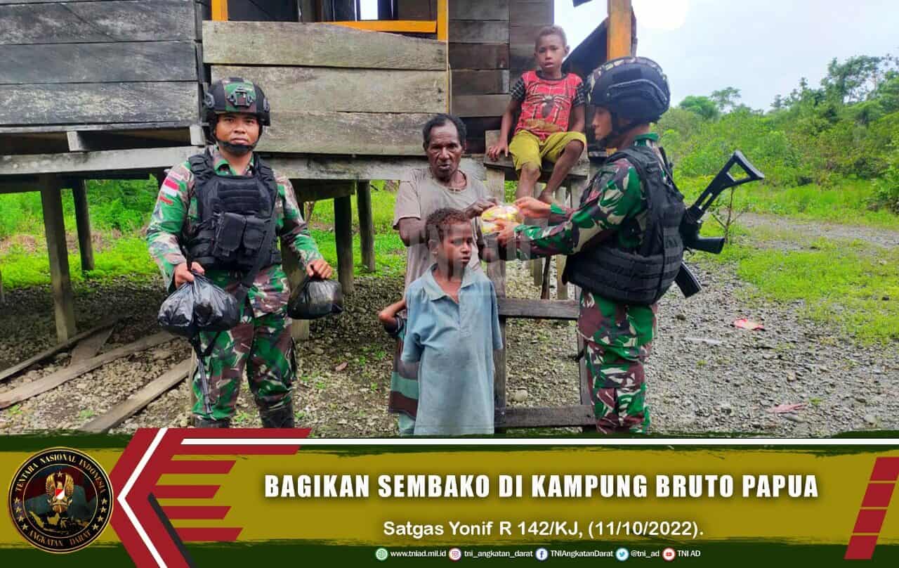 Berbagi Kebahagiaan, Satgas Yonif R 142/KJ Bagikan Sembako di Kampung Bruto, Papua