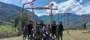 Satgas Yonif 303/SSM Ajak Anak-Anak Papua Belajar Sambil Bermain di Alam Terbuka