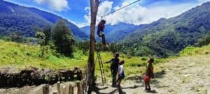 Satgas Yonif 303/SSM Ajak Anak-Anak Papua Belajar Sambil Bermain di Alam Terbuka