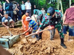 Satgas Pamtas Yonif 645/ Gty Bantu Proses Pemakaman Warga di Perbatasan