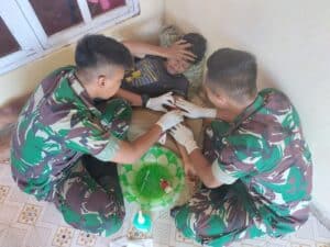 Satgas Yonarmed 1 Kostrad Obati Seorang Anak Sakit di Dusun Waekiku, Maluku