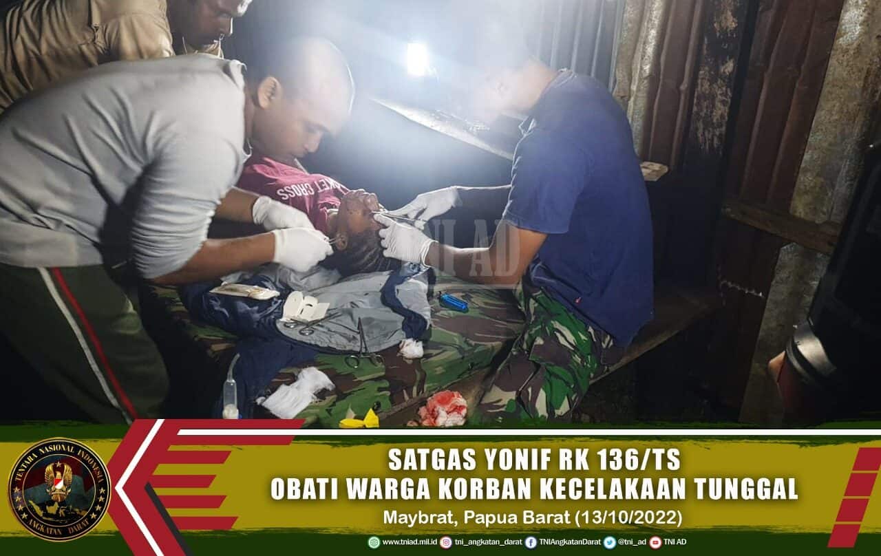 Satgas Yonif RK 136/TS Obati Warga Korban Kecelakaan Tunggal