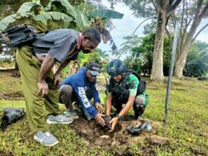 Jaga Kelestarian Lingkungan Gereja, Satgas Yonif R 142/KJ Tanam Bibit Pohon Pinang