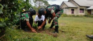 Jaga Kelestarian Lingkungan Gereja, Satgas Yonif R 142/KJ Tanam Bibit Pohon Pinang