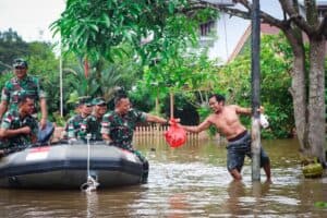 Danrem 121/Abw Tinjau dan Beri Bantuan Korban Banjir Sintang