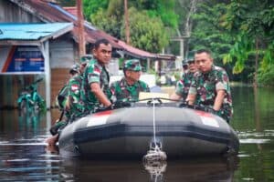 Danrem 121/Abw Tinjau dan Beri Bantuan Korban Banjir Sintang