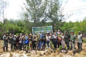 Korem 172/PWY Bersama Mahasiswa Uncen Tanam 500 Mangrove di Pantai Enggros Abepura