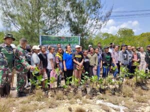 Korem 172/PWY Bersama Mahasiswa Uncen Tanam 500 Mangrove di Pantai Enggros Abepura