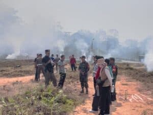 Jelang Kegiatan Merah Putih Tapal Batas (MPTB), Satgas Yonif 645/Gty Gelar Karya Bakti Pembersihan di Tugu Garuda