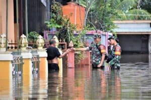 Kodim 1205/Sintang Bagikan Nasi Bungkus kepada Korban Banjir Sintang
