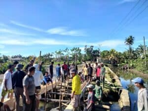 Satgas Yonarhanud 3/YBY Bersama Warga Bangun Jembatan Penghubung Desa Kalebu- Desa Galebo