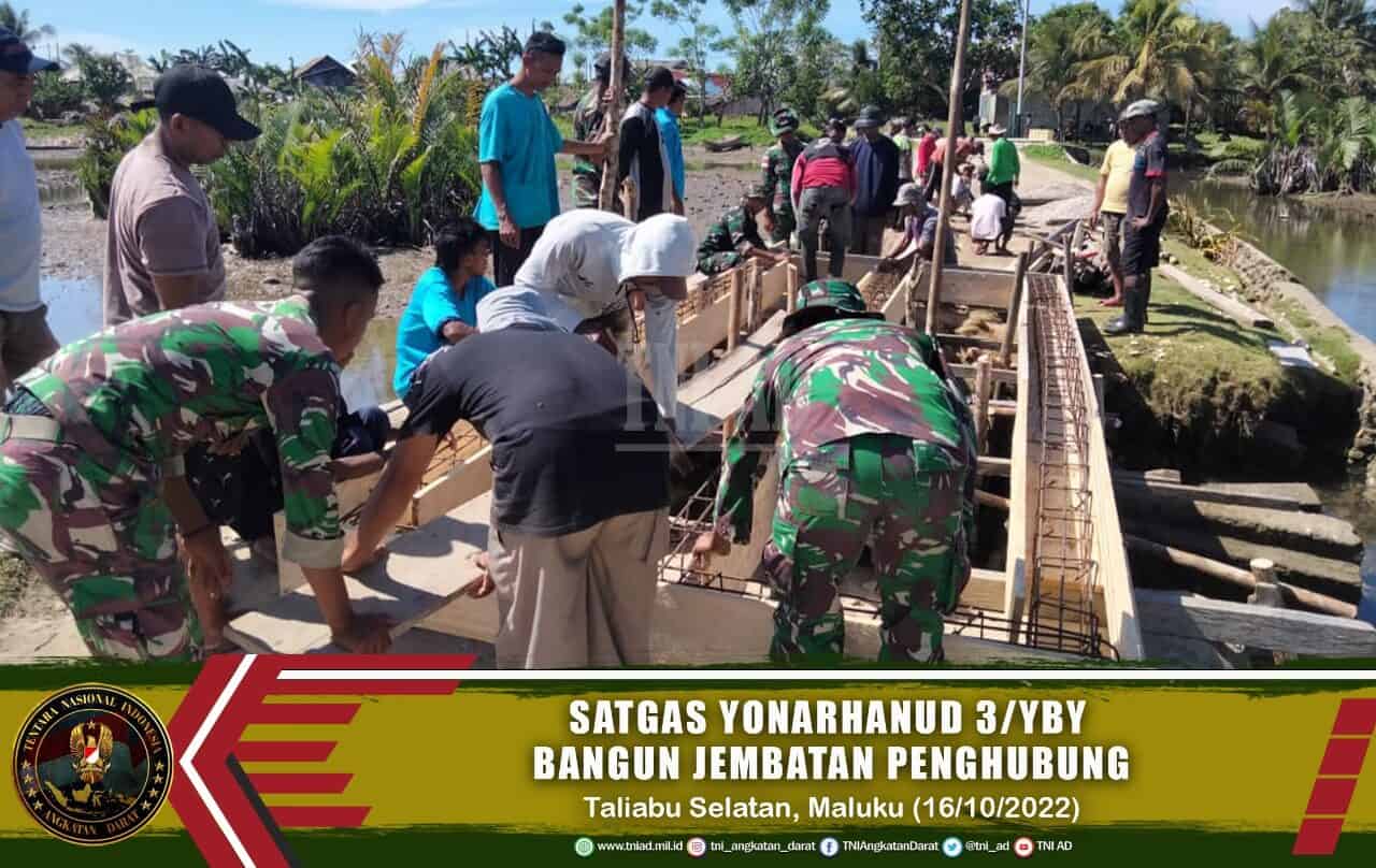 Satgas Yonarhanud 3/YBY Bersama Warga Bangun Jembatan Penghubung Desa Kalebu- Desa Galebo