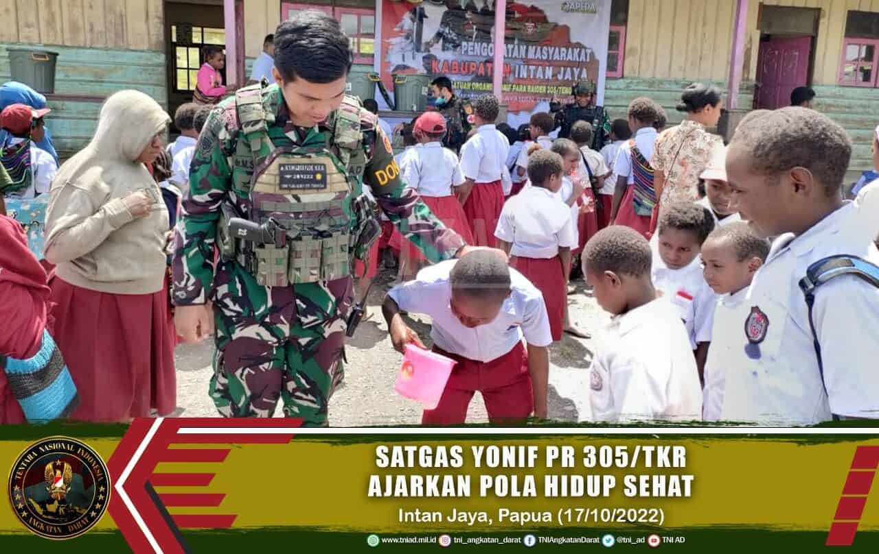 Satgas Yonif PR 305/TKR Ajarkan Siswa SD Inpres Yokatapa Pola Hidup Sehat