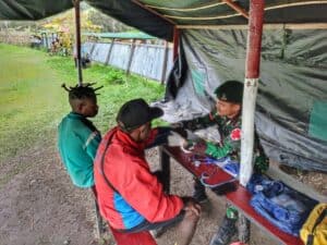 Satgas Yonmek 203/AK Gelar Layanan Kesehatan Gratis Bagi Warga Lanny Jaya, Papua
