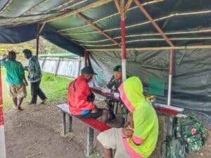 Satgas Yonmek 203/AK Gelar Layanan Kesehatan Gratis Bagi Warga Lanny Jaya, Papua