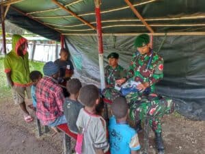 Satgas Yonmek 203/AK Gelar Layanan Kesehatan Gratis Bagi Warga Lanny Jaya, Papua