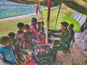Satgas Yonmek 203/AK Gelar Layanan Kesehatan Gratis Bagi Warga Lanny Jaya, Papua