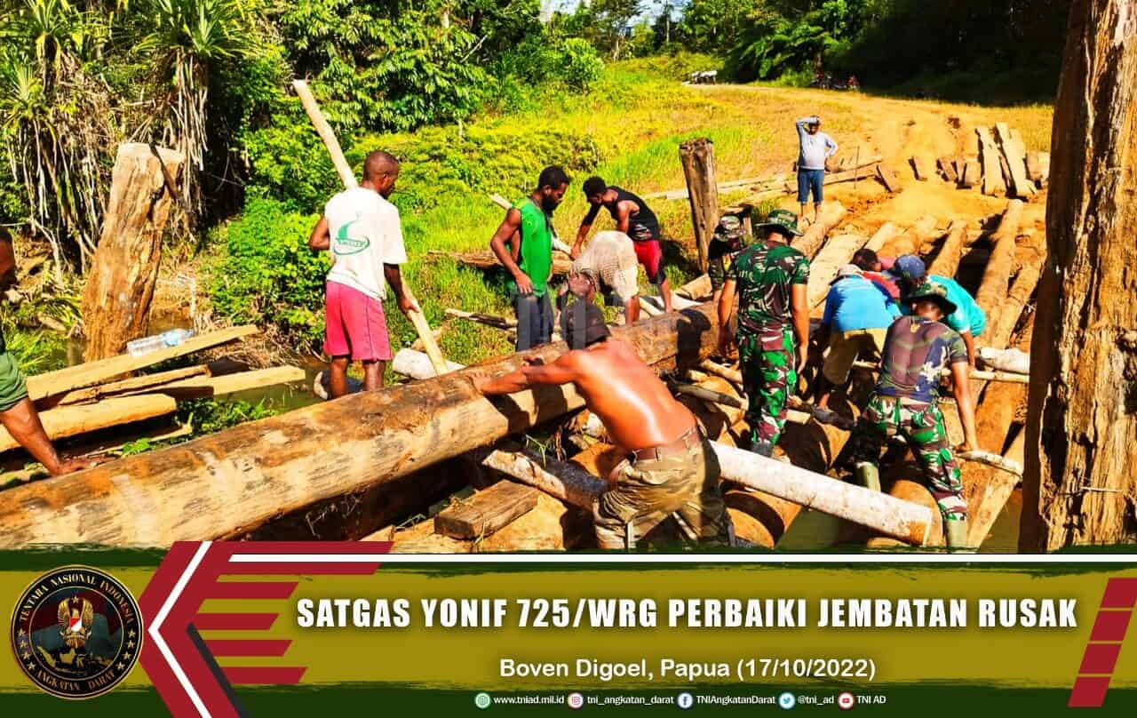 Satgas Yonif 725/Wrg Perbaiki Jembatan di Perbatasan RI-PNG