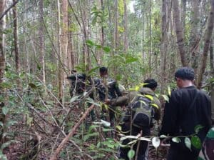 Satgas Yonarmed 19/105 Trk Bogani Bantu Pencarian Warga Hilang di Hutan