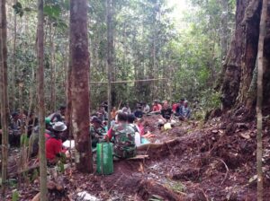 Satgas Yonarmed 19/105 Trk Bogani Bantu Pencarian Warga Hilang di Hutan
