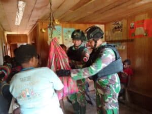 Satgas Yonif R 303/SSM Berikan Layanan Posyandu Rutin Untuk Masyarakat Puncak Papua