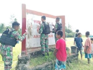 Bangkitkan Semangat Bersekolah, Satgas Pamtas Yonif 711/Rks Cat Gapura SD YPK Pikere