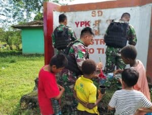 Bangkitkan Semangat Bersekolah, Satgas Pamtas Yonif 711/Rks Cat Gapura SD YPK Pikere