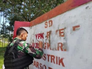 Bangkitkan Semangat Bersekolah, Satgas Pamtas Yonif 711/Rks Cat Gapura SD YPK Pikere