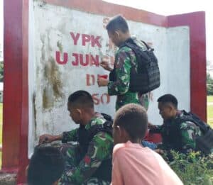 Bangkitkan Semangat Bersekolah, Satgas Pamtas Yonif 711/Rks Cat Gapura SD YPK Pikere