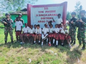 Bangkitkan Semangat Bersekolah, Satgas Pamtas Yonif 711/Rks Cat Gapura SD YPK Pikere