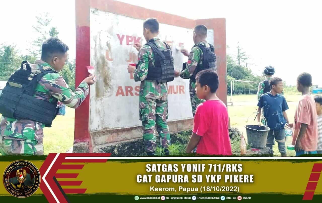 Bangkitkan Semangat Bersekolah, Satgas Pamtas Yonif 711/Rks Cat Gapura SD YPK Pikere