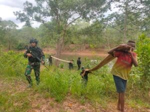 Bukti Cinta TNI, Warga Yanggandur Bantu Pembenahan Sarana Pos Satgas Yonif 511/DY